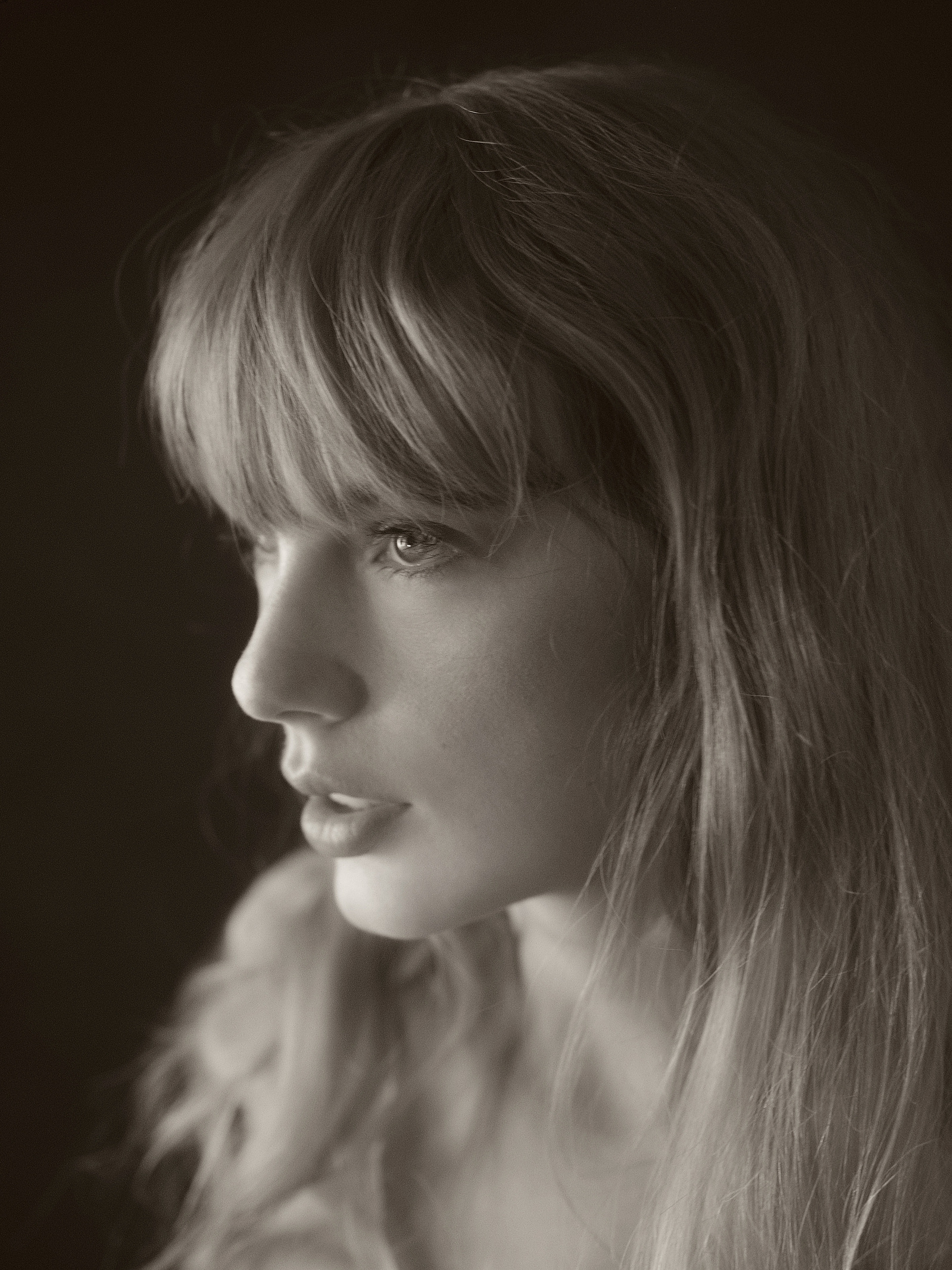 Taylor Swift de perfil, retrato de la era The Tortured Poets Department